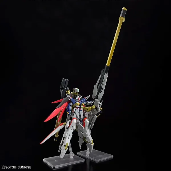 HG 1/144 デスティニーガンダムSpecII＆ゼウスシルエットの公式の商品写真。デスティニーガンダムSpecIIが長い砲を持って台座に立っている