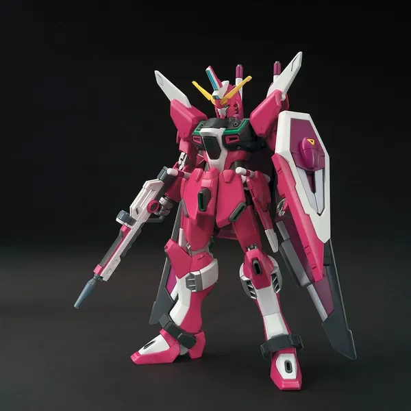 HGCE 1/144 インフィニットジャスティスガンダムの公式の商品写真。赤い機体がビームライフルとシールドを持っている