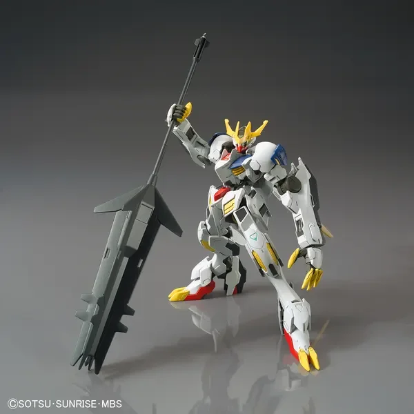 HG 1/144 ガンダムバルバトスルプスレクスの公式の商品写真。白い機体が体より長い巨大なメイスを持っている