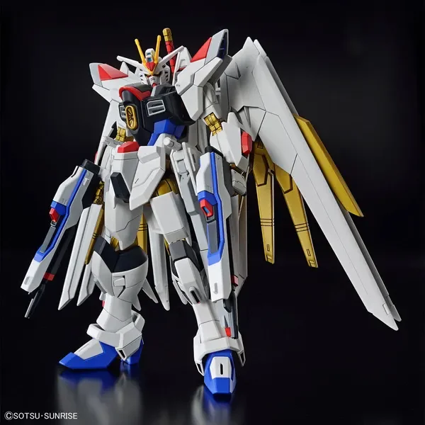 HG 1/144 マイティーストライクフリーダムガンダムの公式の商品写真。白と金の機体が大きな翼を広げている