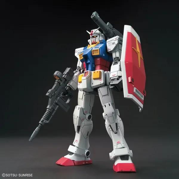 HG 1/144 RX-78-02 ガンダム（GUNDAM THE ORIGIN版）の公式の商品写真。白・青・赤の機体がビーム・ライフルとシールドを持っている