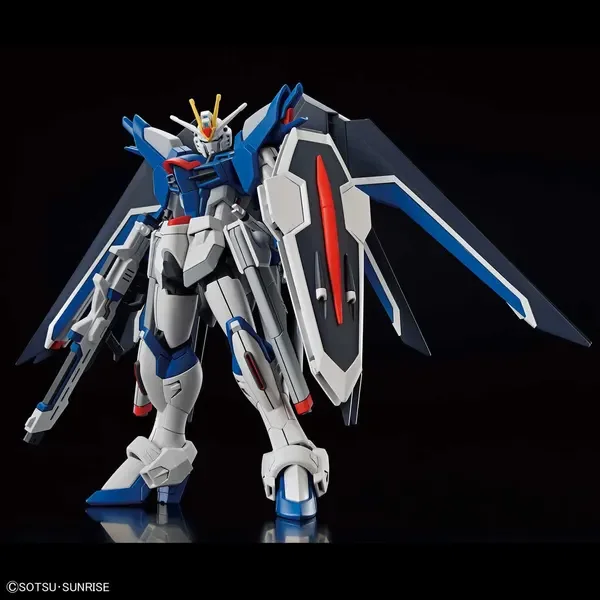 HG 1/144 ライジングフリーダムガンダムの公式の商品写真。白と青の機体が青い翼を広げている