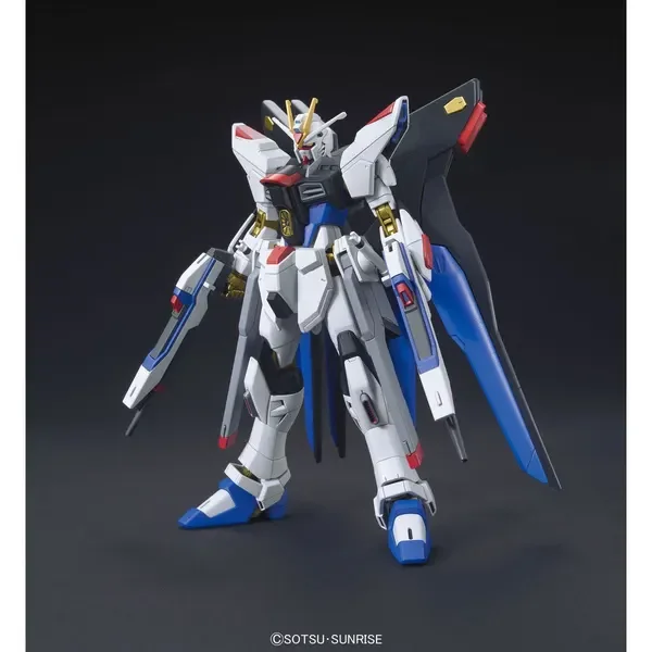 HGCE 1/144 ストライクフリーダムガンダムの公式の商品写真。白と青の機体が背中の翼を広げて立っている