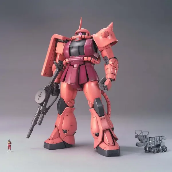 MG 1/100 MS-06S シャア専用ザク Ver.2.0の公式の商品写真。赤いザクがマシンガンを持ち、足元にリフト車両とフィギュアがある