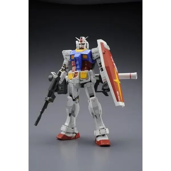 MG 1/100 RX-78-2 ガンダムVer.3.0の公式の商品写真。白・青・赤のガンダムがビーム・ライフルとシールドを持っている