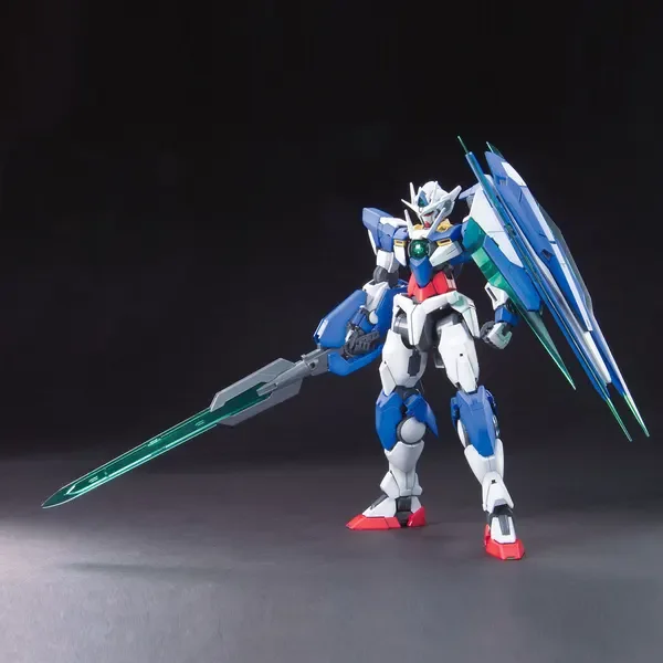 MG 1/100 ダブルオークアンタの公式の商品写真。青と白の機体が緑の大きな剣を構えている