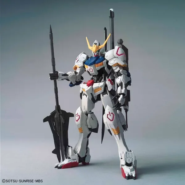 MG 1/100 ガンダムバルバトスの公式の商品写真。白い機体が大きなメイスと滑腔砲を持っている