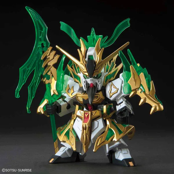 SD 三国創傑伝 関羽雲長νガンダムの公式の商品写真。金と緑の鎧を着たデフォルメの機体が、透明な緑の大きな刀を構えている