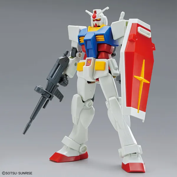 ENTRY GRADE 1/144 RX-78-2 ガンダムの公式の商品写真。白・青・赤の機体がライフルと赤いシールドを持って立っている