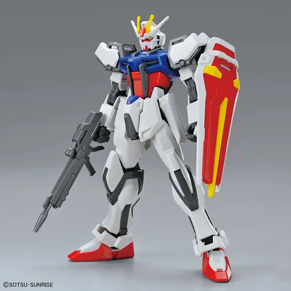 ENTRY GRADE 1/144 ストライクガンダムの公式の商品写真。白・青・赤の機体がビームライフルとシールドを持っている