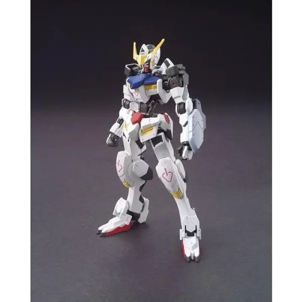 HG 1/144 ガンダムバルバトスの公式の商品写真。白い装甲の機体が立っている
