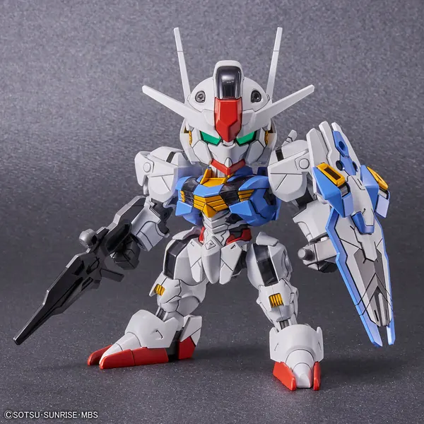 SDガンダム EXスタンダード ガンダムエアリアルの公式の商品写真。デフォルメされた白と青の機体がビームライフルとシールドを持っている