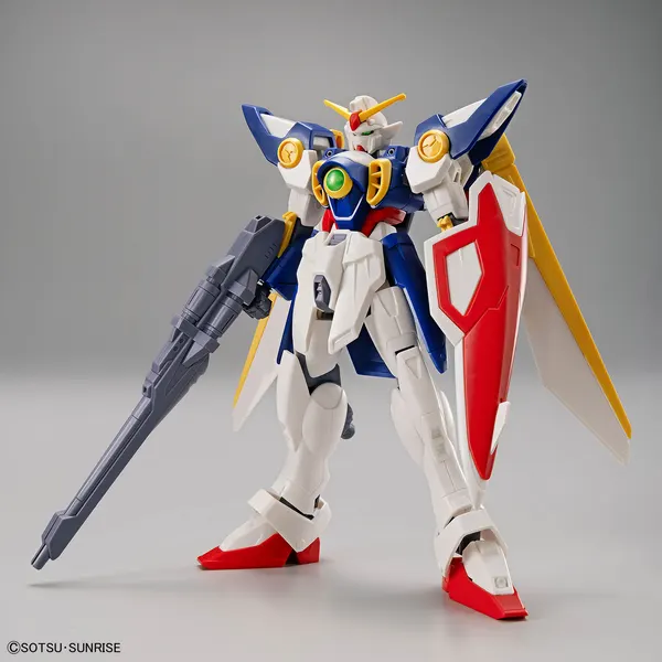 ENTRY GRADE 1/144 ウイングガンダムの公式の商品写真。白・青・赤の機体が長いバスターライフルとシールドを持ち、背中の翼を広げている